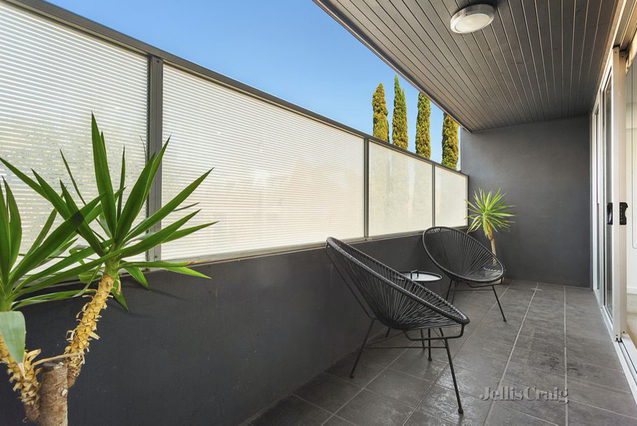 Contemporary Apartment — published project photo 5 of 6